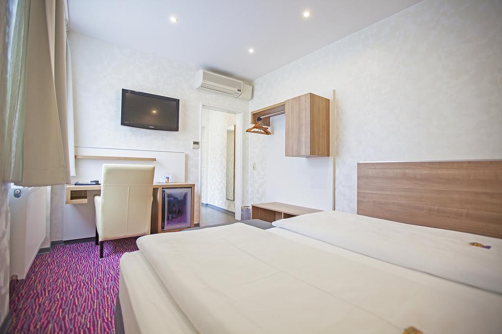 Am Bismarck Hotel Mannheim Room photo